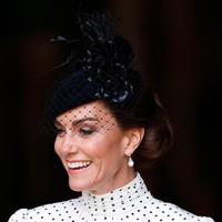 Aura bangsawan Kate kian terpancar berkat fascinator hitam yang menghiasi kepalanya. Headpiece karya milliner (desainer topi) Juliette Botterill itu dipermanis dengan dekorasi bernuansa floral dan aksen lace yang seakan melindungi mata. (Foto: Max Mumby/Indigo/Getty Images)