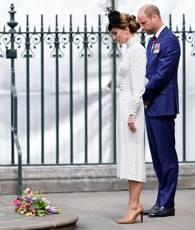 Kehadiran mereka hanya beberapa hari setelah wawancara kontroversial Pangeran Harry. Menyampaikan rekonsiliasi dalam keluarga kerajaan, adik Pangeran William itu mengaku Raja Charles III, ayah mereka enggan, berbicara dengannya. Namun, pasangan Wales ini menampilkan citra kompak dan penuh ketenangan di tengah perhatian publik yang kembali tertuju pada hubungan internal keluarga kerajaan. (Foto: Max Mumby/Indigo/Getty Images)