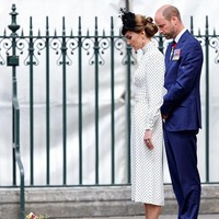 Kehadiran mereka hanya beberapa hari setelah wawancara kontroversial Pangeran Harry. Menyampaikan rekonsiliasi dalam keluarga kerajaan, adik Pangeran William itu mengaku Raja Charles III, ayah mereka enggan, berbicara dengannya. Namun, pasangan Wales ini menampilkan citra kompak dan penuh ketenangan di tengah perhatian publik yang kembali tertuju pada hubungan internal keluarga kerajaan. (Foto: Max Mumby/Indigo/Getty Images)