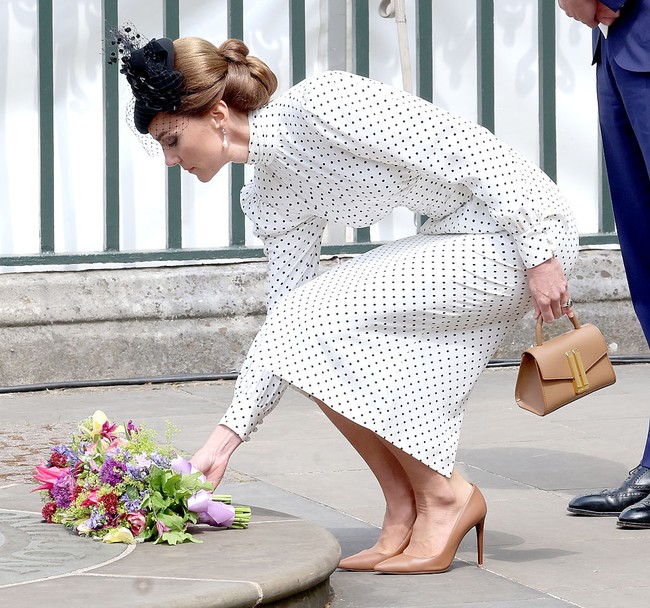 Ibu tiga anak ini memadukan busananya dengan heels coklat dan tas senada sehingga menciptakan koordinasi warna yang harmonis. (Foto: Chris Jackson/Getty Images)