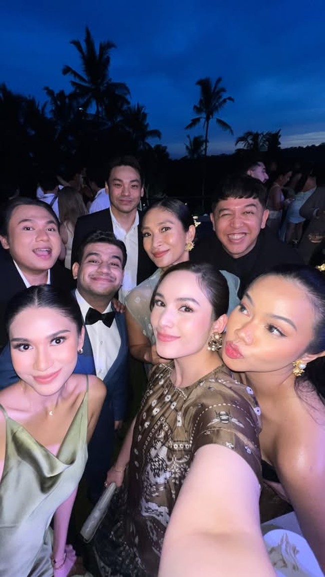 Pesta pernikahan Luna Maya dan Maxime Bouttier dihadiri lebih banyak teman artis di hari keduanya. Para tamu undangan pun terlihat menawan dengan busana terbaik mereka.Foto: Instagram