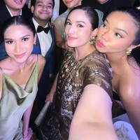 Pesta pernikahan Luna Maya dan Maxime Bouttier dihadiri lebih banyak teman artis di hari keduanya. Para tamu undangan pun terlihat menawan dengan busana terbaik mereka.Foto: Instagram