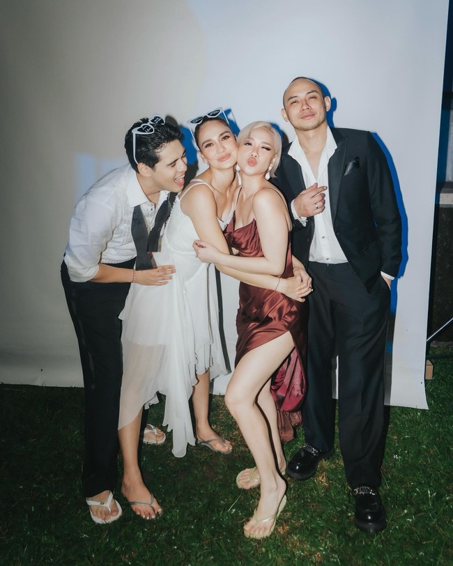 BCL dan suami, Tiko Aryawardhana, hadir dalam resepsi pernikahan Luna Maya yang berlangsung di COMO Shambhala Estate di Gianyar, Bali. BCL tampil cantik dengan gaun marun berbelahan tinggi. Foto: Instagram