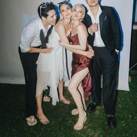 BCL dan suami, Tiko Aryawardhana, hadir dalam resepsi pernikahan Luna Maya yang berlangsung di COMO Shambhala Estate di Gianyar, Bali. BCL tampil cantik dengan gaun marun berbelahan tinggi. Foto: Instagram