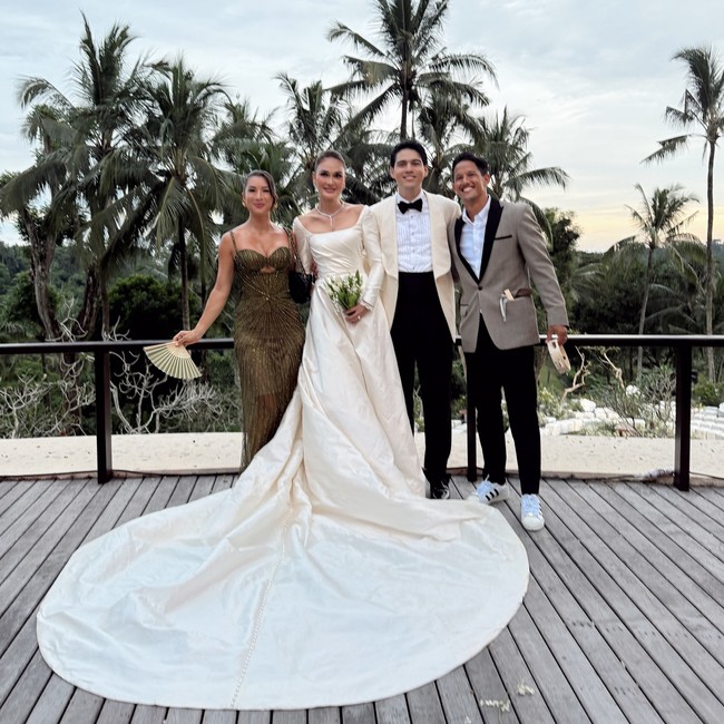 Pasangan lain yang hadir di sana adalah Jennifer dan Irfan Bachdim. Jennifer tampil memikat dengan gaun bustier bernuansa hijau. Foto: Instagram