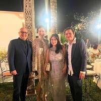 Adapun Maya Estianti yang datang bersama suami, anak, juga calon menantu. Maya tampil dengan dress beraksen syal sedangkan Tissa Biani memakai dress berlapis. Foto: Instagram