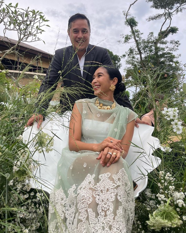 Happy Salma juga hadir bersama suaminya. Ia memakai dress transparan dengan motif bordir. Gayanya semakin menawan dengan aksesori emas. Foto: Instagram