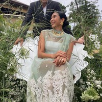 Happy Salma juga hadir bersama suaminya. Ia memakai dress transparan dengan motif bordir. Gayanya semakin menawan dengan aksesori emas. Foto: Instagram