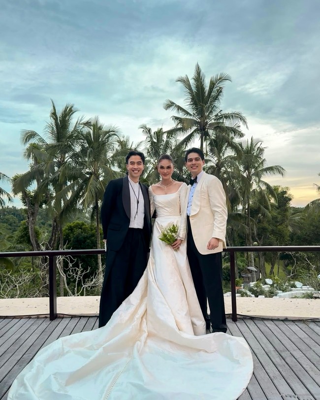 Vidi Aldiano sayangnya tidak membawa pasangan ke pernikahan Luna Maya dan Maxime Bouttier. Ia terlihat stylish dengan padanan tuksedo dan celana longgar. Foto: Instagram