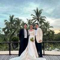 Vidi Aldiano sayangnya tidak membawa pasangan ke pernikahan Luna Maya dan Maxime Bouttier. Ia terlihat stylish dengan padanan tuksedo dan celana longgar. Foto: Instagram