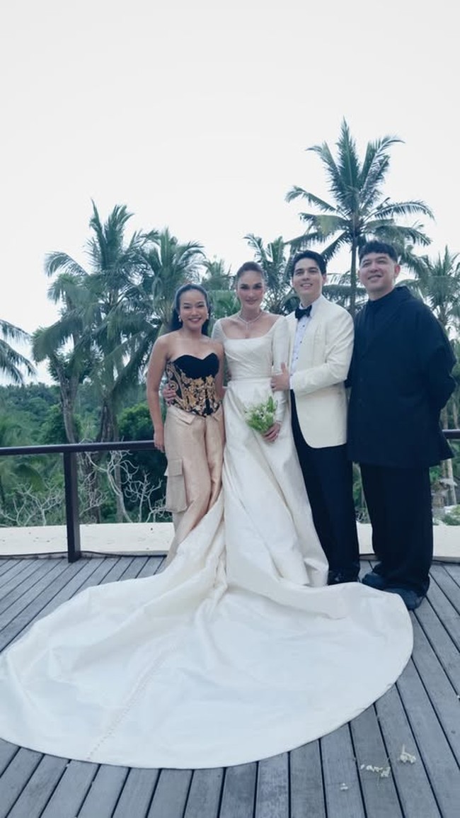 Yura Yunita adalah salah satu tamu sekaligus pengisi acara pernikahan Luna Maya yang bergaya unik. Ia memakai kemben hitam etnik yang dipadukan celana kargo bernuansa emas. Foto: Instagram