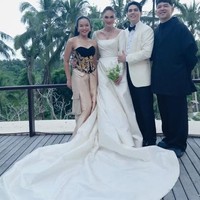 Yura Yunita adalah salah satu tamu sekaligus pengisi acara pernikahan Luna Maya yang bergaya unik. Ia memakai kemben hitam etnik yang dipadukan celana kargo bernuansa emas. Foto: Instagram