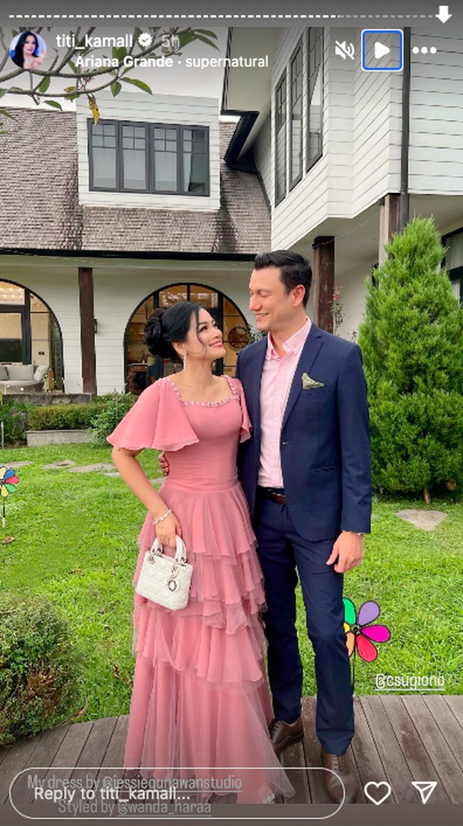 Salah satu pasangan teman artis yang hadir dengan gaun cantik adalah Titi Kamal dan Christian Sugiono. Titi dan Christian kompak mengenakan busana bernuansa pink yang bikin mereka semakin serasi. Foto: Instagram