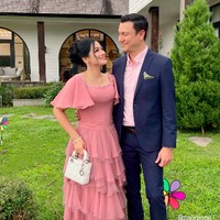 Salah satu pasangan teman artis yang hadir dengan gaun cantik adalah Titi Kamal dan Christian Sugiono. Titi dan Christian kompak mengenakan busana bernuansa pink yang bikin mereka semakin serasi. Foto: Instagram