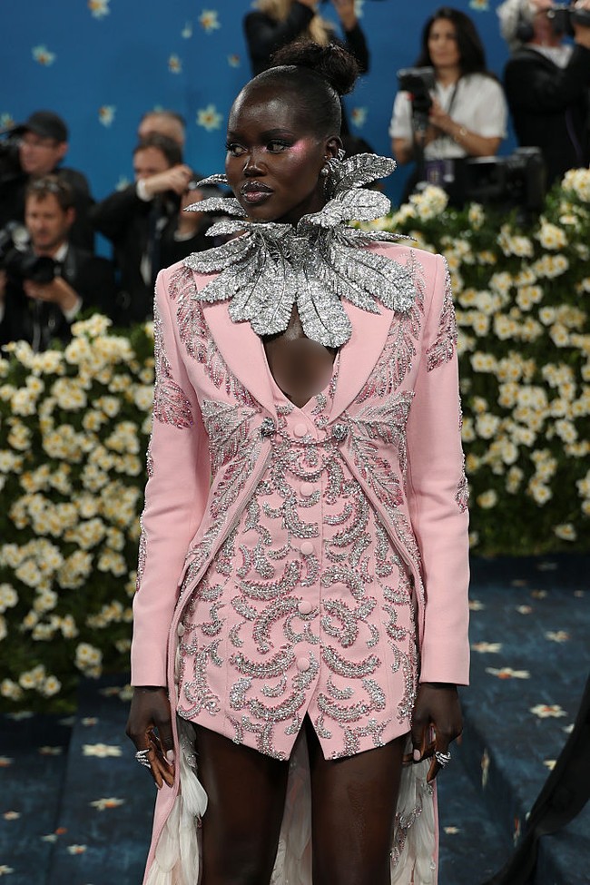 Sorotan utama pada gaya model Adut Akech, juga dipersembahkan oleh Swarovski, tertuju pada kerah berbulu berhias lebih dari 25.000 kristal yang melambangkan transformasi. “Kreasi khusus dari Swarovski yang dirancang oleh Giovanna Engelbert ini benar-benar mencerminkan diri saya: kuat, tegas, dan feminin,” kata sang model kepada Harper’s Bazaar. (Foto: Michael Loccisano/GA/The Hollywood Reporter via Getty Images)