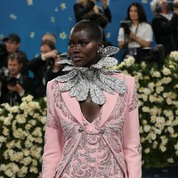 Sorotan utama pada gaya model Adut Akech, juga dipersembahkan oleh Swarovski, tertuju pada kerah berbulu berhias lebih dari 25.000 kristal yang melambangkan transformasi. “Kreasi khusus dari Swarovski yang dirancang oleh Giovanna Engelbert ini benar-benar mencerminkan diri saya: kuat, tegas, dan feminin,” kata sang model kepada Harper’s Bazaar. (Foto: Michael Loccisano/GA/The Hollywood Reporter via Getty Images)