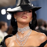 Kim Kardashian memberikan sentuhan glamor maksimal pada gaun kulit hitamnya lewat lapisan kalung berlian dari Moussaieff. Satu choker besar dikombinasikan dengan dua kalung berlian lainnya, ditambah anting dan cincin mencolok dari rumah perhiasan mewah tersebut. (Foto: John Shearer/WireImage)