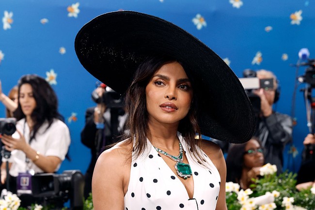 Priyanka Chopra mencuri sorotan lewat kalung Bulgari dengan zamrud 241,06 karat, salah satu batu permata terbesar di dunia. Ia memadukan perhiasan ini dengan anting berlian potongan bantal yang lebih sederhana, menciptakan keseimbangan antara dramatis dan elegan. (Foto: Taylor Hill/Getty Images)