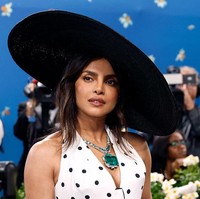 Priyanka Chopra mencuri sorotan lewat kalung Bulgari dengan zamrud 241,06 karat, salah satu batu permata terbesar di dunia. Ia memadukan perhiasan ini dengan anting berlian potongan bantal yang lebih sederhana, menciptakan keseimbangan antara dramatis dan elegan. (Foto: Taylor Hill/Getty Images)