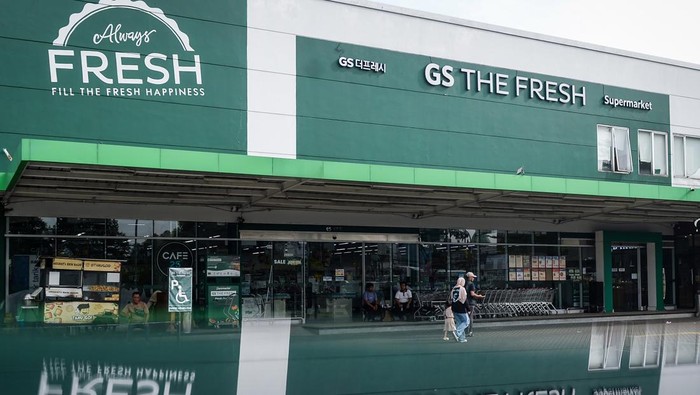 GS Supermarket Tutup Seluruh Gerai di Indonesia Akhir Mei 2025 Pengunjung berbelanja di GS Supermarket, Cipondoh, Kota Tangerang, Banten, Jumat (9/5/2025). GS Supermarket yang merupakan ritel modern asal Korea Selatan tersebut akan menutup seluruh gerainya di Indonesia pada akhir Mei 2025. ANTARA FOTO/Putra M. Akbar