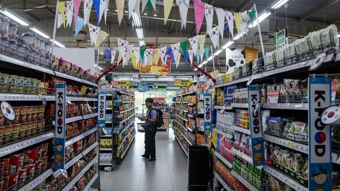 GS Supermarket Tutup Seluruh Gerai di Indonesia Akhir Mei 2025 Pengunjung berbelanja di GS Supermarket, Cipondoh, Kota Tangerang, Banten, Jumat (9/5/2025). GS Supermarket yang merupakan ritel modern asal Korea Selatan tersebut akan menutup seluruh gerainya di Indonesia pada akhir Mei 2025. ANTARA FOTO/Putra M. Akbar