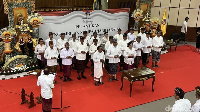 Gubernur Bali Wayan Koster melantik 21 pejabat tinggi pratama Pemerintah Provinsi (Pemprov) Bali di kantor Gubernur Bali, Jumat (9/5/2025). (Foto: Rizki Setyo/detikBali)