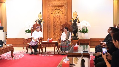 Gubernur Bali, Wayan Koster, menerima kunjungan Konjen Timor Leste di Bali, Carolina Maria da Silva, di rumah jabatannya, Jaya Sabha, Denpasar, Kamis (8/5/2025). (Dok. Pemprov Bali)