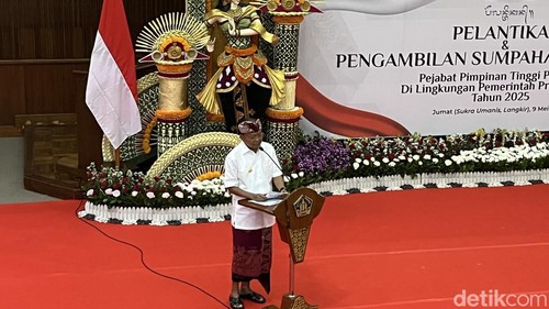 Gubernur Bali Wayan Koster saat pelantikan pejabat tinggi pratama di lingkungan Pemerintah Provinsi (Pemprov) Bali, Kamis (9/5/2025). (Foto: Rizki Setyo/detikBali)