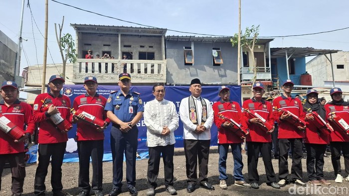 Gubernur DKI Jakarta Pramono Anung menginstruksikan agar setiap RT di Jakarta memiliki dua alat pemadam api ringan (APAR) untuk mengantisipasi kebakaran. (B Belia/detikcom)