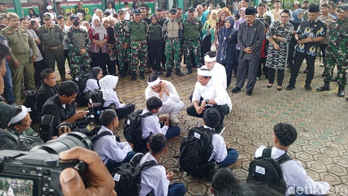 Gubernur Jabar Dedi Mulyadi saat menyapa siswa bermasalah di Sumedang.