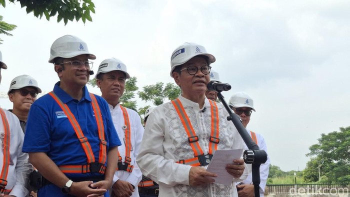 Gubernur Jakarta Pramono Anung mengunjungi Instalasi Pengolahan Air (IPA) Mookervart di Kecamatan Cengkareng, Jakarta Barat. (B Belia/detikcom)