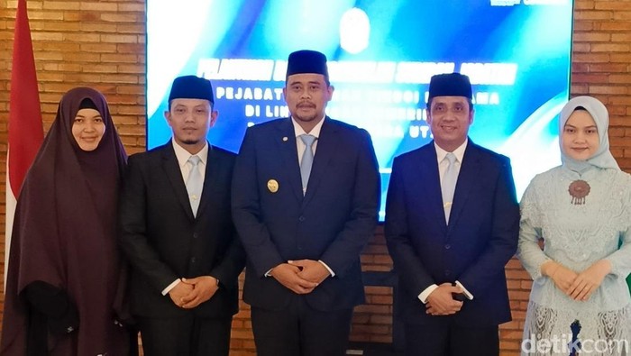 Gubsu Bobby Nasution berfoto bersama usai pelantikan Kepala Biro Umum dan PBJ Setda Sumut. (Nizar Aldi/detikSumut)