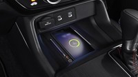 Fitur kenyamanan lainnya meliputi dua port USB Type-C di bagian depan, pengisi daya nirkabel (wireless charger) yang terletak strategis di konsol tengah, serta konsol tengah dengan sandaran tangan yang juga berfungsi sebagai ruang penyimpanan tambahan. Foto: Dok.PT Honda Prospect Motor