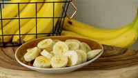 Goreng pisang pakai air fryer bisa bikin sajian pisangmu lebih istimewa! Caranya masukkan irisan pisang ke air fryer, bisa dengan sedikit olesan minyak kelapa. Panaskan di suhu 190 C selama 6-8 menit. Foto: Getty Images/NTCo