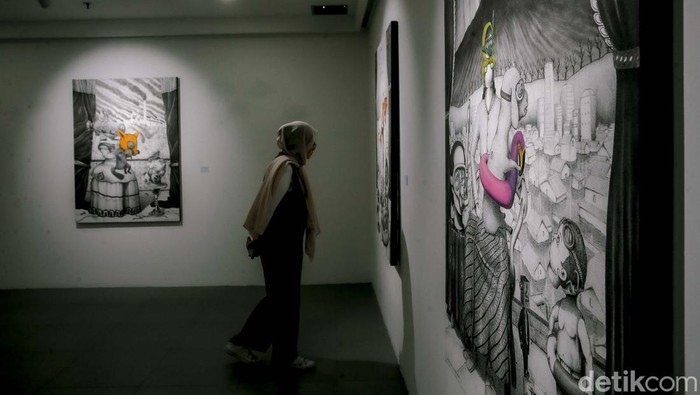 Sejumlah pengunjung tengah menyaksikan karya lukis di pameran Utopian Dreams: Dystopian World yang berlangsung di Neo Gallery, Jakarta, Jumat (9/5/2025).