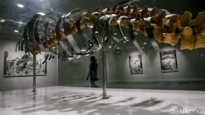 Sejumlah pengunjung tengah menyaksikan karya lukis di pameran Utopian Dreams: Dystopian World yang berlangsung di Neo Gallery, Jakarta, Jumat (9/5/2025).