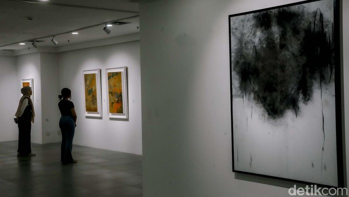 Sejumlah pengunjung tengah menyaksikan karya lukis di pameran Utopian Dreams: Dystopian World yang berlangsung di Neo Gallery, Jakarta, Jumat (9/5/2025).