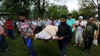 Warga menggotong jenazah Vihaan Barghava, 13 tahun, seorang warga yang tewas dalam penembakan lintas perbatasan, di Poonch dekat Garis Kontrol (LoC) antara India dan Pakistan, Kamis (8/5/2025).