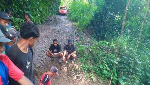 Ruas jalan yang menghubungkan Desa Bangka Masa dan Desa Sano Lokom di Kecamatan Rana Mese, Manggarai Timur, NTT terputus akibat longsor.