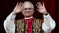 Kardinal Robert Prevost resmi terpilih sebagai Paus Leo XIV pada Kamis, 8 Mei 2025, dalam konklaf yang berlangsung di Kapel Sistina, Vatikan. Ia menjadi paus pertama dalam sejarah Gereja Katolik yang berasal dari Amerika Serikat. (Yara Nardi/Reuters)  