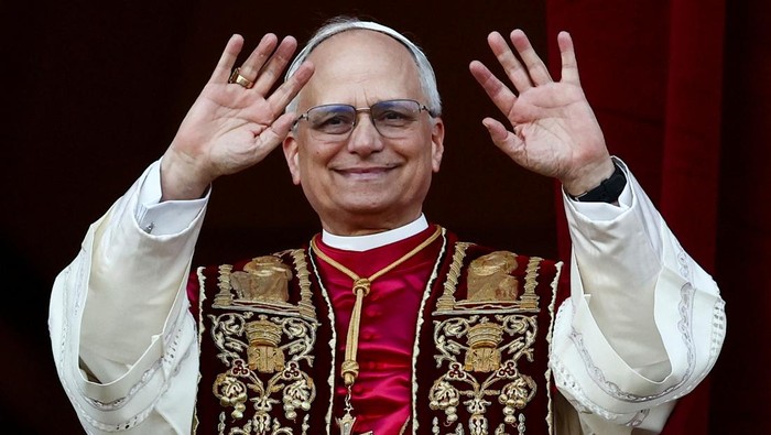 Newly elected Pope Leo XIV, Cardinal Robert Prevost of the United States appears on the balcony of St. Peter's Basilica, at the Vatican, May 8, 2025. REUTERS/Yara Nardi