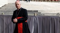 Kardinal Robert Francis Prevost di Vatikan, April 2025. Sebelum duduk di Takhta Suci, Robert Francis Prevost dikenal sebagai tokoh penting dalam Gereja Katolik dengan pengalaman panjang di bidang pastoral dan misi. Ia lahir di Chicago, Illinois, pada tahun 1955, dari keluarga berdarah campuran Italia, Prancis, dan Spanyol yang menjunjung tinggi nilai-nilai Katolik. (Franco Origlia/Getty Images)  