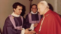 Robert Prevost yang saat ini terpilih menjadi Paus Leo XIV ketika bertemu Paus Yohanes Paulus II. Pada awal masa imamatnya, ia menjalani misi pastoral yang cukup berat di Peru. Selama lebih dari satu dekade, ia tinggal bersama komunitas miskin di pedalaman, melayani umat, membangun komunitas, dan mengembangkan pelayanan sosial berbasis Gereja. (Augustinian Province of Our Moth /Reuters) 