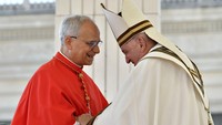 Paus Leo XIV meminta izin untuk melanjutkan berkat Paus Fransiskus yang meninggal pada usia 88 tahun . Dia juga menyempatkan diri menyampaikan terima kasih untuk Paus Fransiskus. Getty Images/Vatican Pool