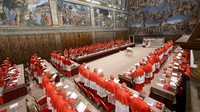 Konklaf yang memilihnya berlangsung selama dua hari dengan empat kali pemungutan suara. Asap putih dari cerobong Kapel Sistina menandai bahwa Gereja telah memiliki gembala baru: Paus Leo XIV. Getty Images/Vatican Pool  