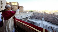 Paus Leo XIV kemudian tampil di salah satu balkon Basilika Santo Petrus untuk menyapa dan memberi berkat kepada dunia. Ia mengucapkan terima kasih kepada para Kardinal karena telah memilihnya sebagai paus. Dia mengajak umat untuk setia kepada Yesus Kristus. (REUTERS/Francesco Sforza)