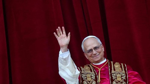 Newly elected Pope Leo XIV, Cardinal Robert Prevost of the United States appears on the balcony of St. Peters Basilica, at the Vatican, May 8, 2025. REUTERS/Guglielmo Mangiapane         TPX IMAGES OF THE DAY