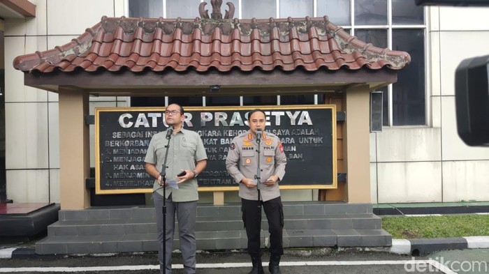Kabid Humas Polda DIY Kombes Ihsan (kanan) dan Dirreskrimum Polda DIY Kombes Idham saat memberikan keterangan kepada wartawan di halaman Polda DIY, Sleman, Jumat (9/5/2025).