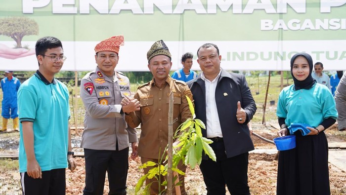 Kapolda Riau Irjen Herry Heryawan dan Gubernur Abdul Wahid menanam pohon di Rokan Hilir.