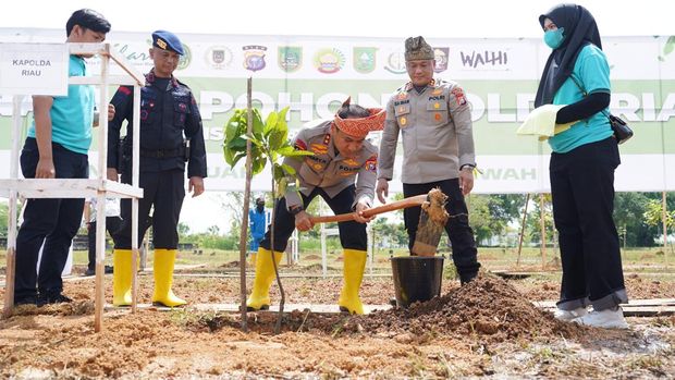 Kapolda Riau Irjen Herry Heryawan dan Gubernur Abdul Wahid menanam pohon di Rokan Hilir.